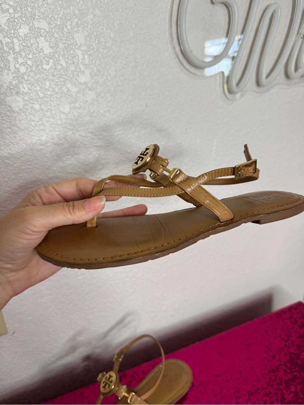 TORY BURCH 🌟 Tan Leather “ALI” Thong Sandals, Gold Logo Medallions (Women’s 6.5) - Picture 8 of 13